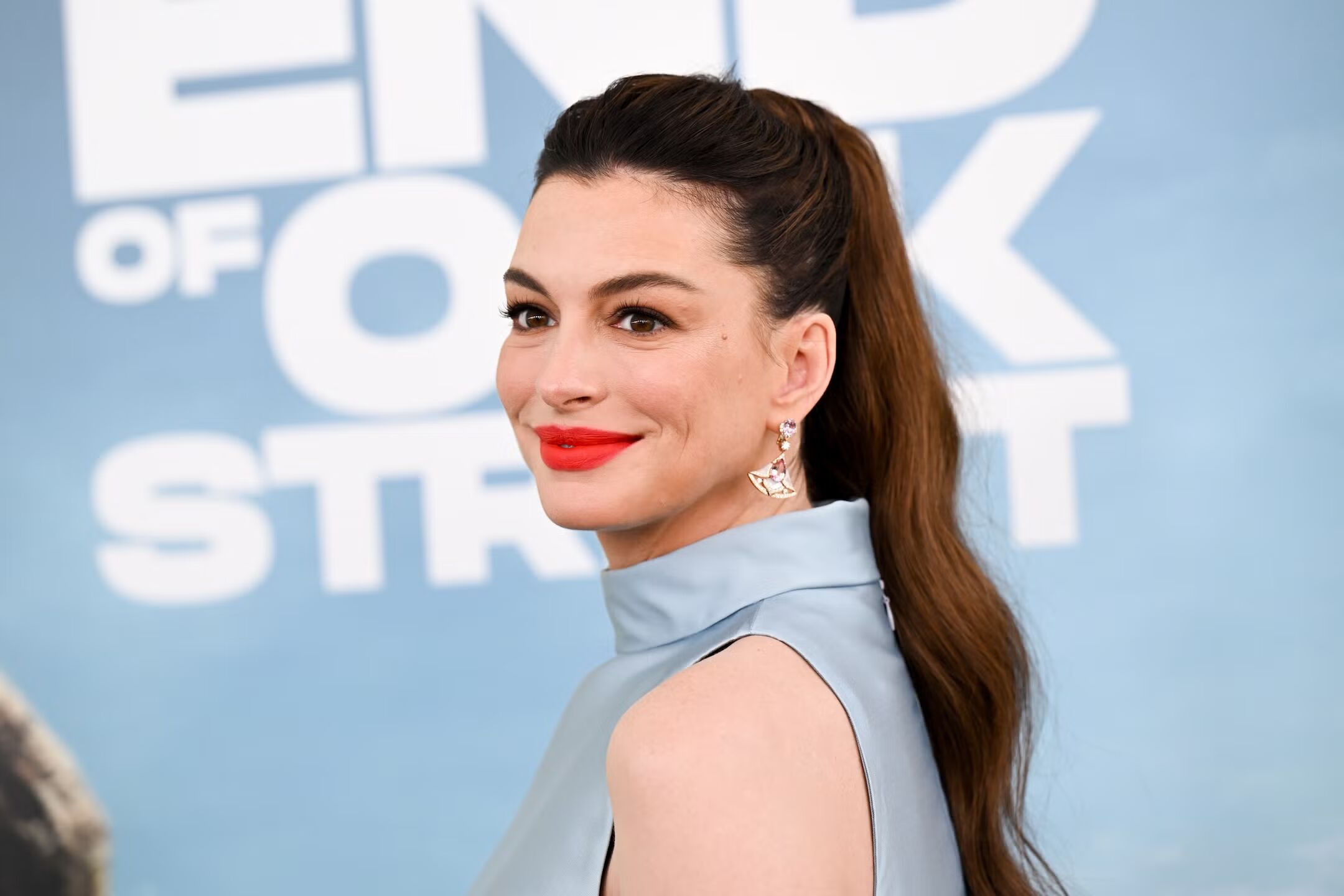 Atasan Sutra High-Low Anne Hathaway Tampil Sempurna Menonjolkan Baby Bump