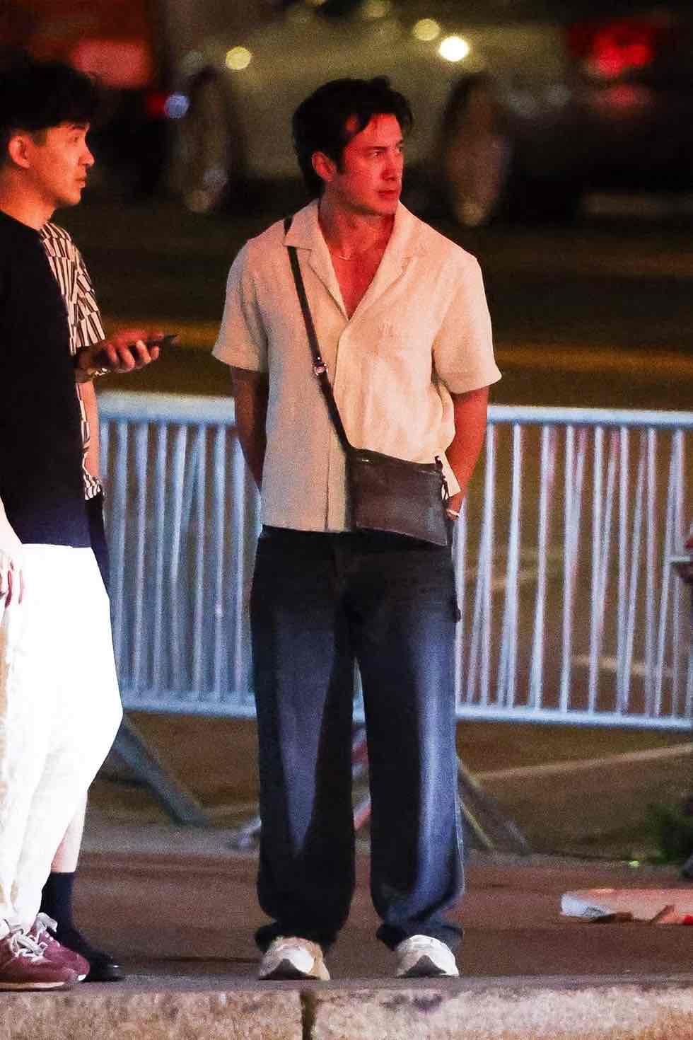 Hudson Williams Siap Sambut Musim Panas dengan Tampilan Atasan Linen Plunging dan Dad Sneakers
