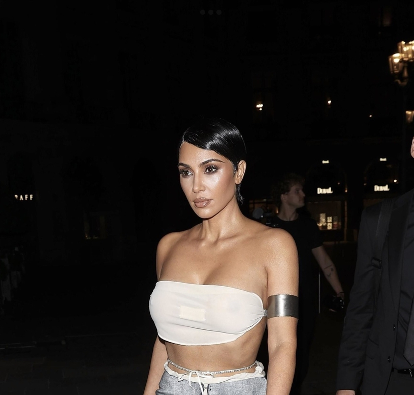 Kim Kardashian Tampil Menawan dalam Busana Vintage Transparan