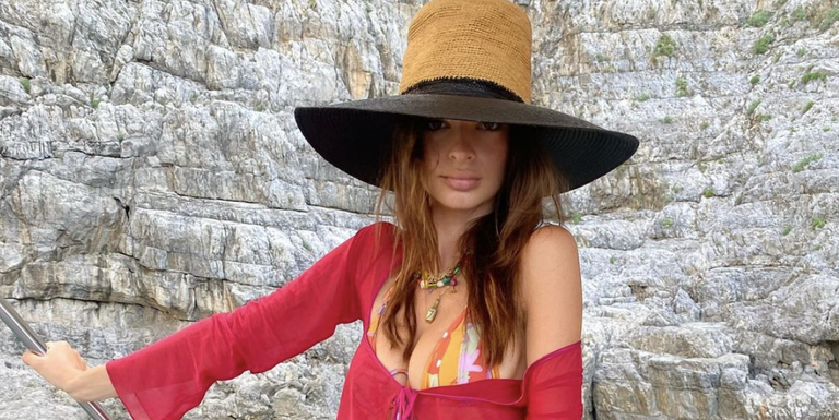 Emily Ratajkowski Eksplorasi Pantai Amalfi dengan Bikini Cerah dan Kardigan Crop