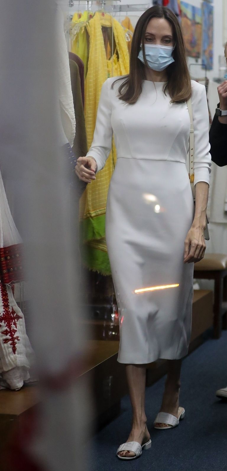 Tetap Pakai Masker, Angelina Jolie Tampil Serba Putih dengan Sandal Fendi dan Tas Dior