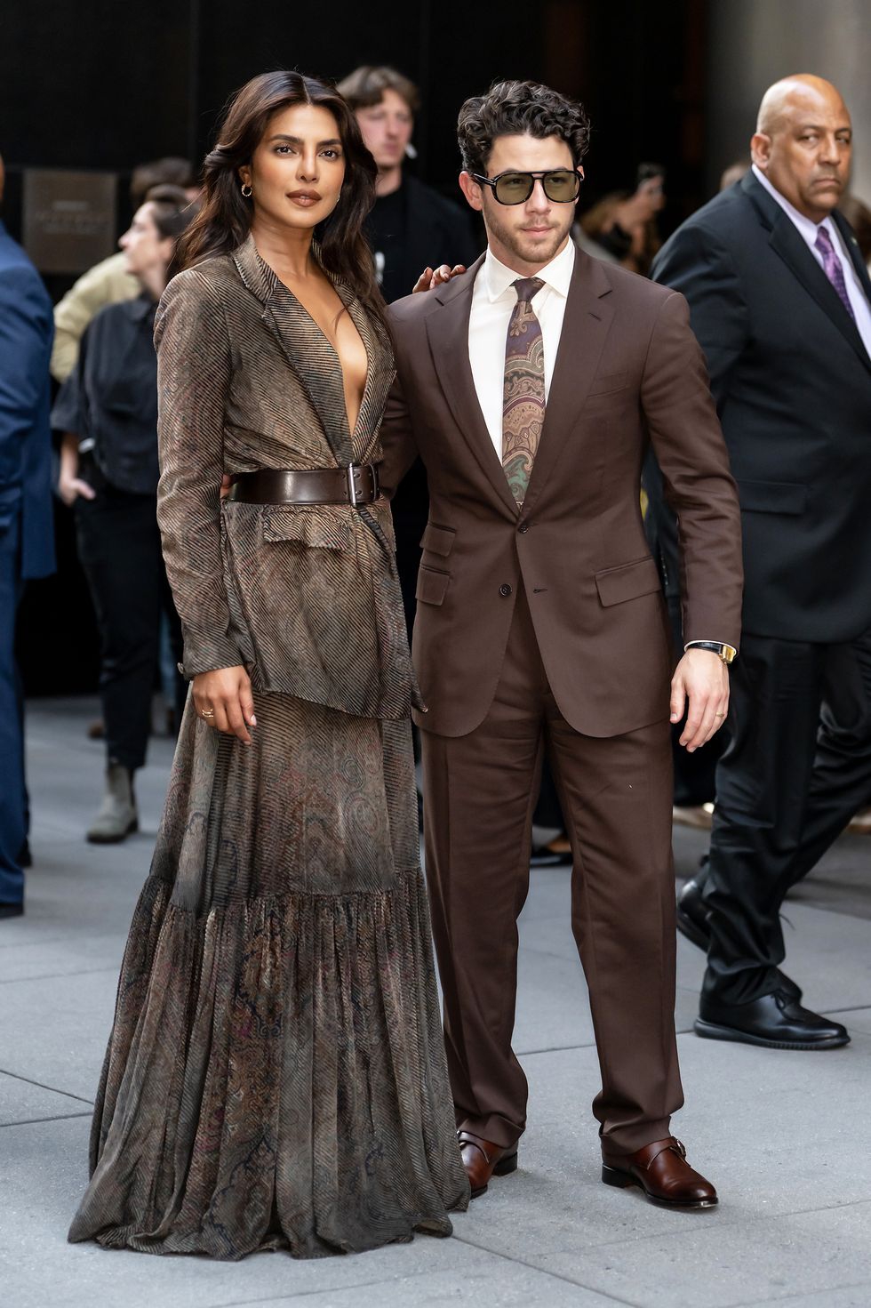 Priyanka Chopra dan Nick Jonas Tampil Kompak dengan Nuansa Earthy di Peragaan Busana Ralph Lauren