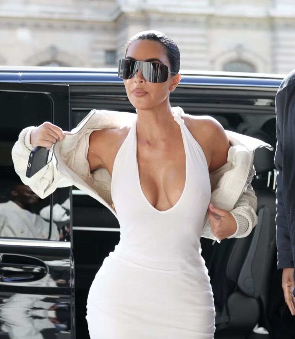 Kim Kardashian Hadirkan Gaya Marilyn Monroe dalam Gaun Putih Berpotongan Plunging