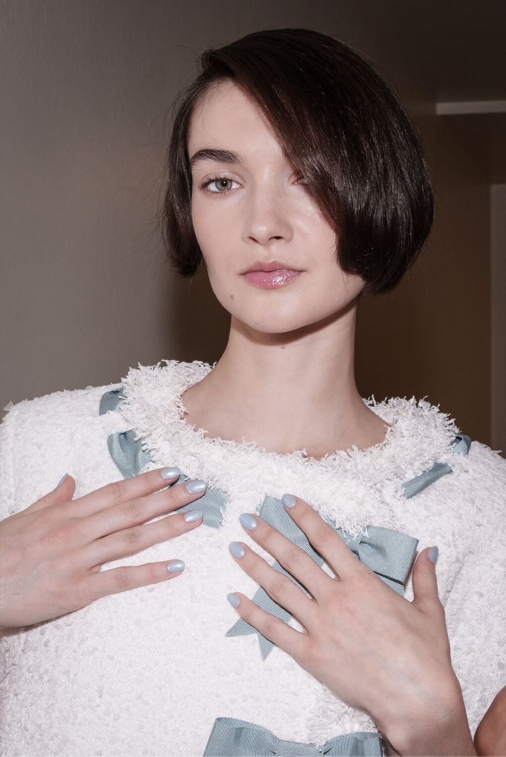 Alasan Italian Manicure Jadi Gaya Manikur Paling Elegan untuk Kuku Pendek