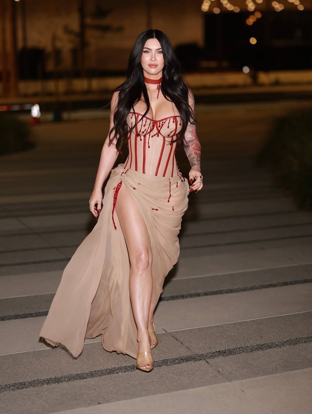 Megan Fox Tampil Eksentrik dengan Gaun Bergaya Dramatis di Premier Film Jennifer’s Body 