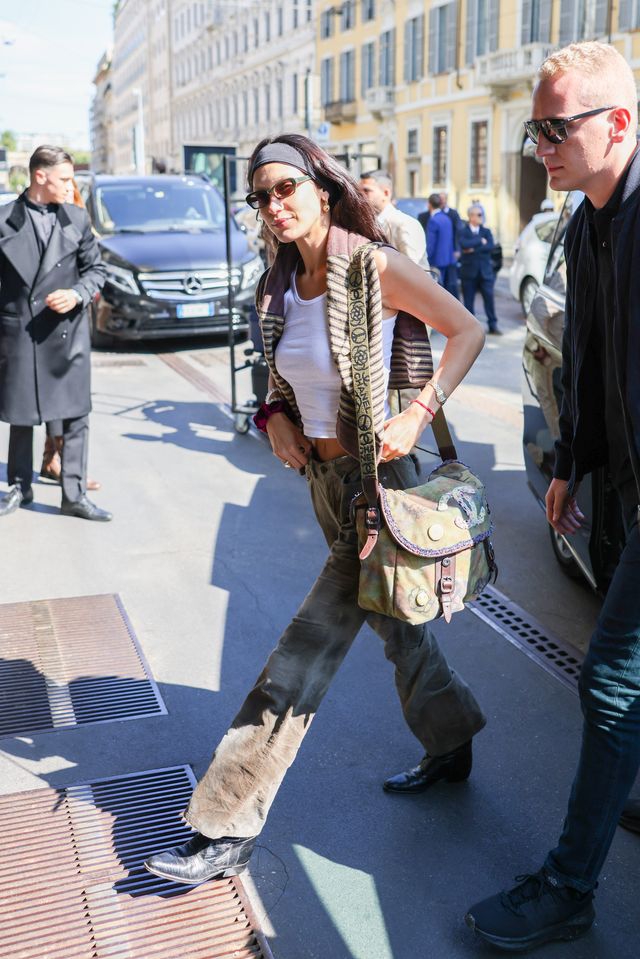 Kebangkitan Era '90-an yang Dibawa Bella Hadid ke Milan Fashion Week