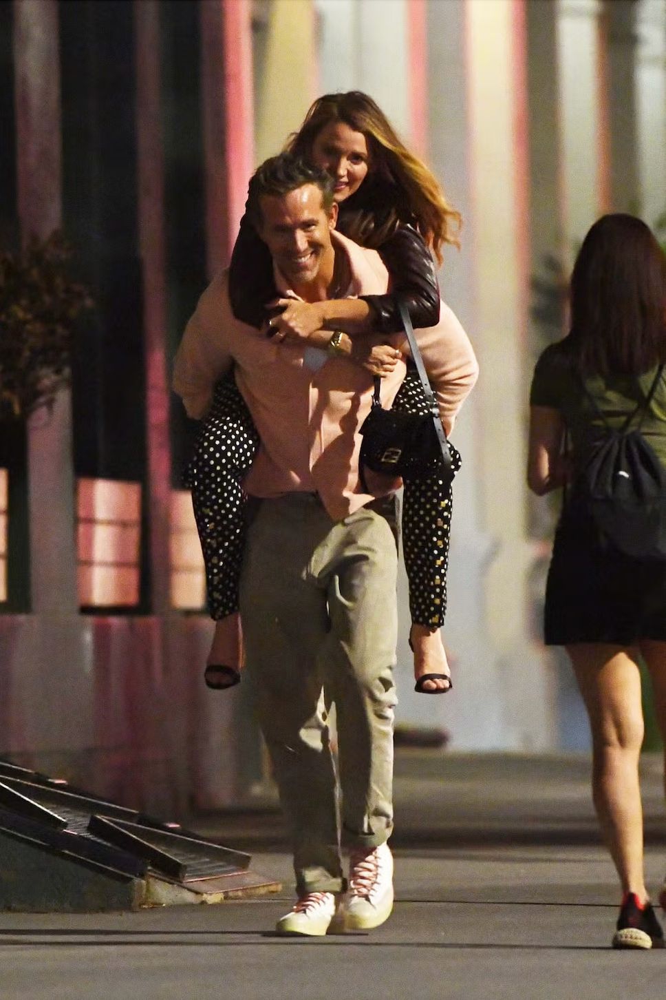 Ryan Reynolds Gendong Blake Lively Saat Kencan Malam di New York City