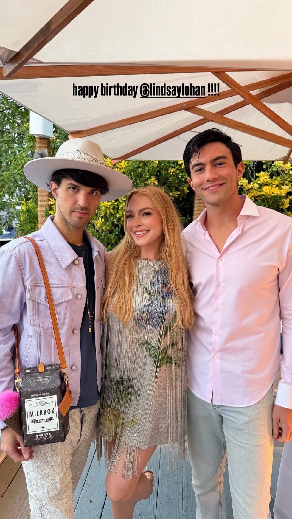 Rayakan Ulang Tahun ke-40, Lindsay Lohan Tampil Memukau dengan Little Floral Fringe Dress yang Sempurna