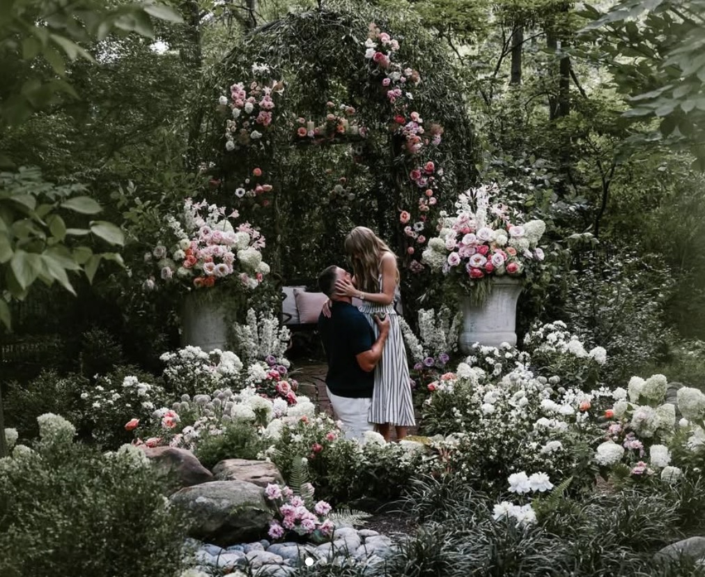 Taylor Swift dan Travis Kelce Resmi Bertunangan!