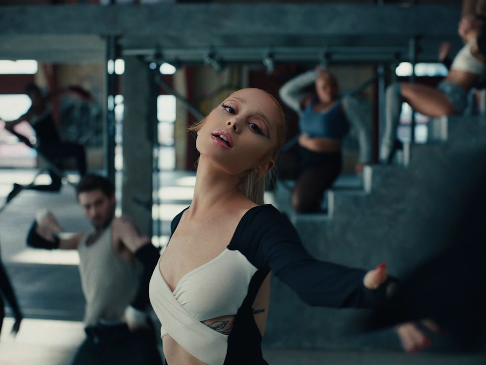 Pesan Ariana Grande untuk Para Haters dalam Single Terbarunya