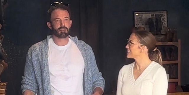 Jennifer Lopez Terlihat Berbelanja Mengenakan Setelan Rajut Bersama Ben Affleck