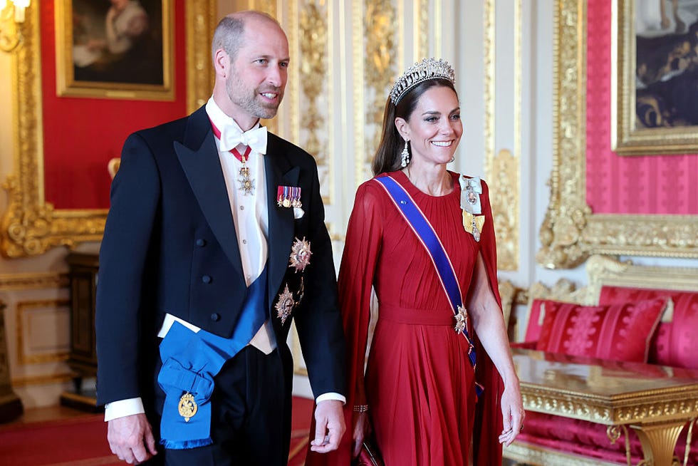 Putri Kate Mengenakan Gaun Merah Givenchy dan Tiara Lover’s Knot untuk Jamuan Kenegaraan