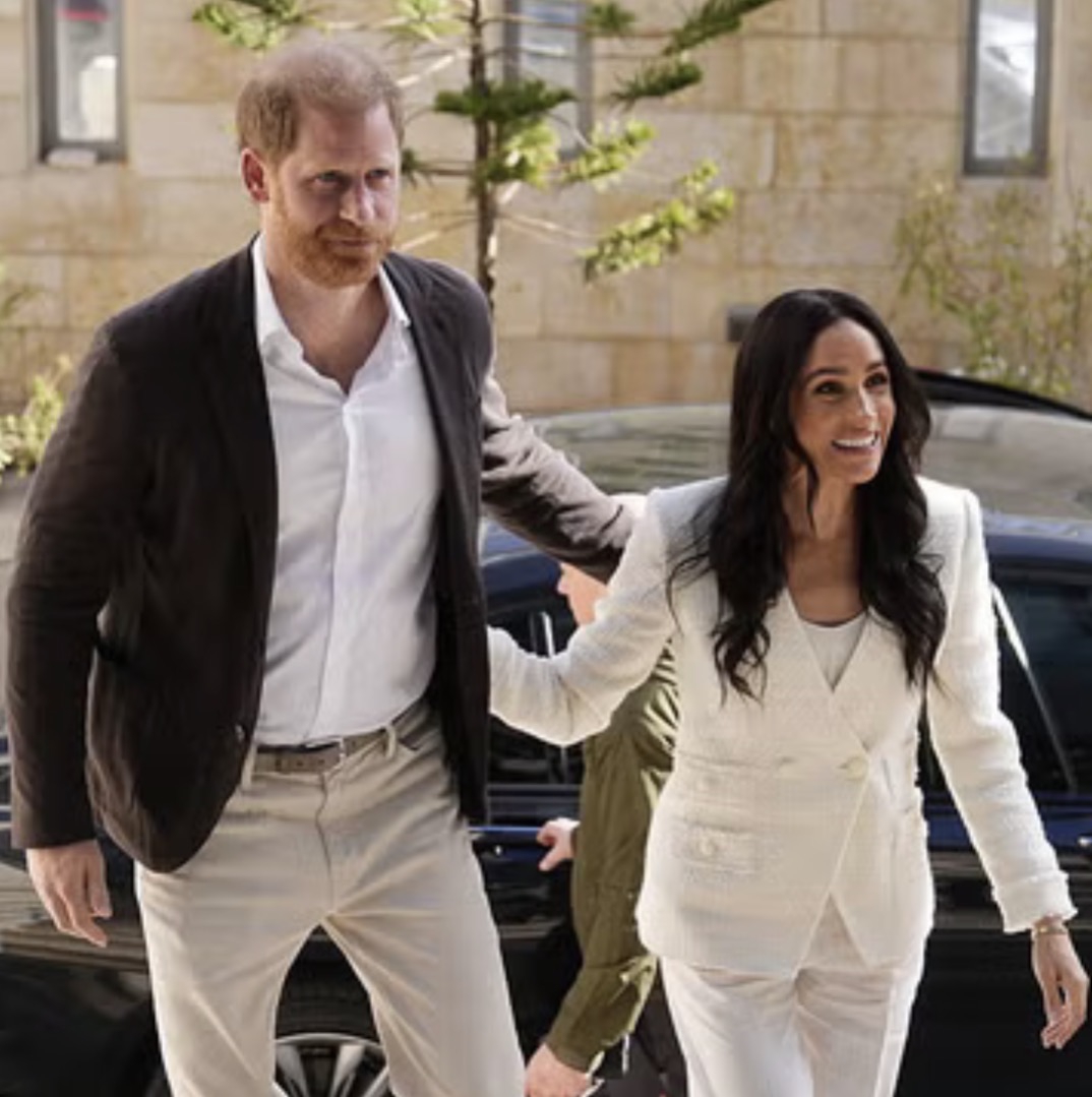 Duchess Meghan Tampil dengan Setelan Putih saat Ia dan Harry Memulai Kunjungan ke Yordania