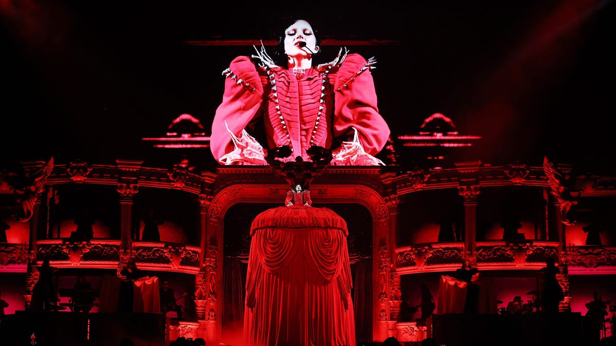 Lady Gaga Tampil Bernuansa Kelam di MTV VMAs 2025 