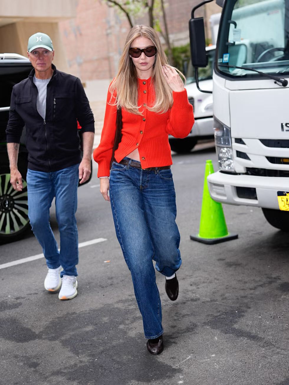 Gigi Hadid Buktikan Kardigan Merah Chili Jadi Andalan Transisi yang Sempurna