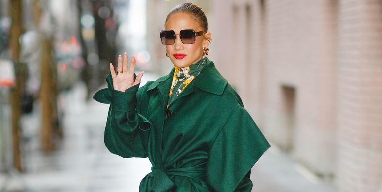 Jennifer Lopez Tampil Glamor dalam Balutan Jaket Berwarna Hijau Emerald
