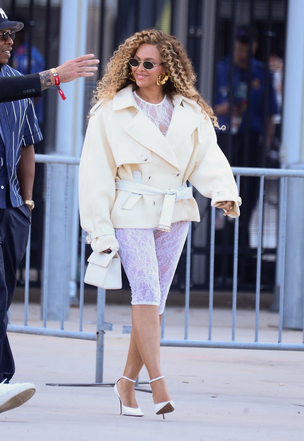 Beyonc&eacute; Tampil Berbeda dalam Catsuit Renda Transparan di Final FIFA World Cup