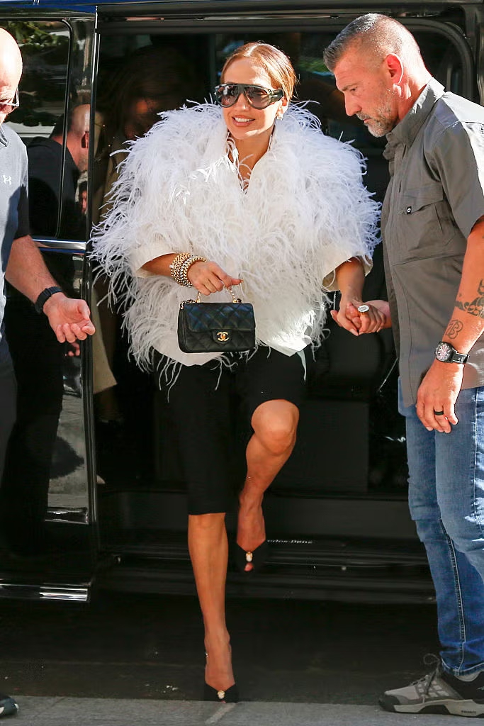 Tampil Dramatis, Jennifer Lopez Pukau Paris Fashion Week dengan Dua Busana Memikat