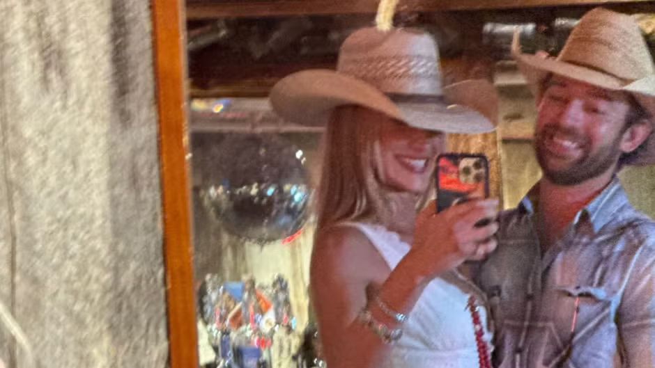 Bella Hadid dan Adan Banuelos Tampil Kembar dengan Topi Koboi