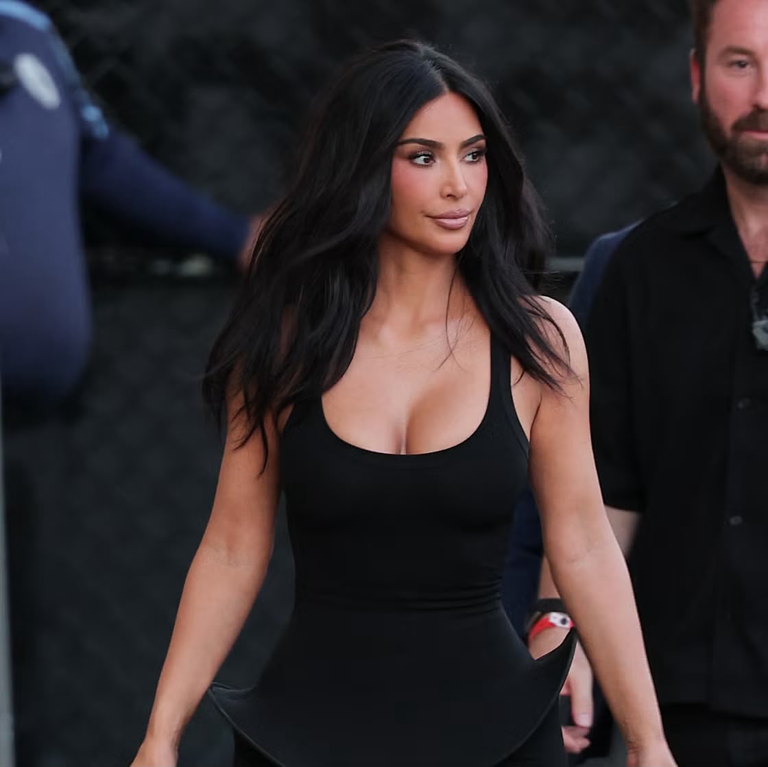 Kim Kardashian Beri Sentuhan ala Penyihir pada Gaya Skintight Andalannya lewat Gaun Sportmax yang Sculptural