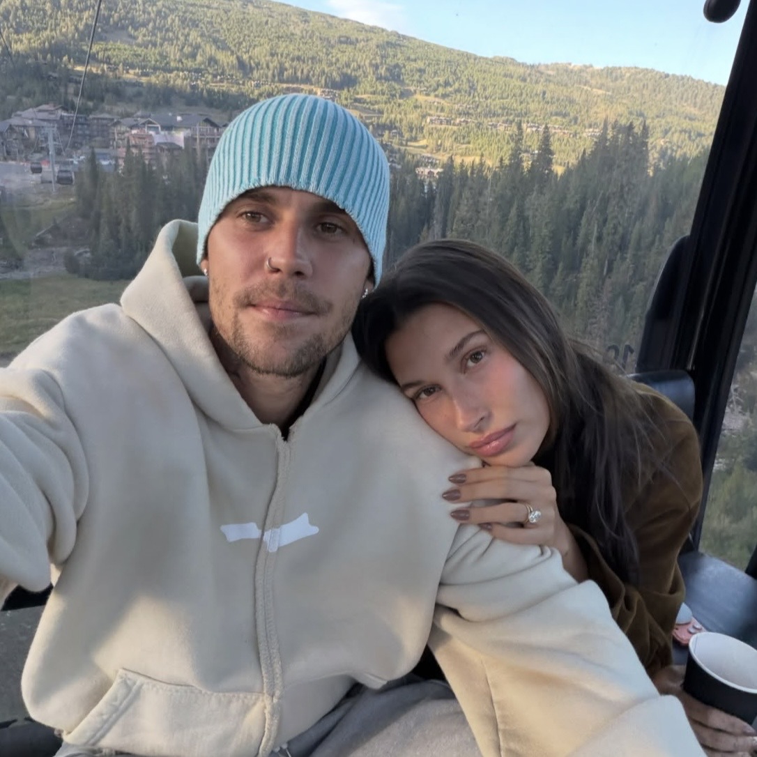 Justin & Hailey Bieber Rayakan Hari Jadi Pernikahan ke-8 dengan Liburan di Pegunungan