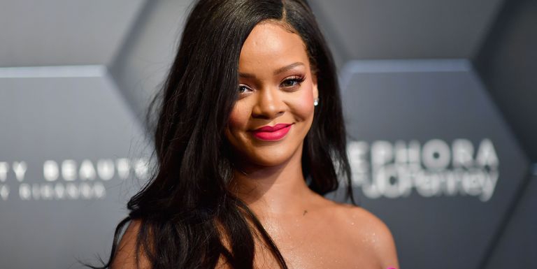 Rihanna Tampil Seksi & Berkilau Saat Membagikan Resolusi Tahun Barunya