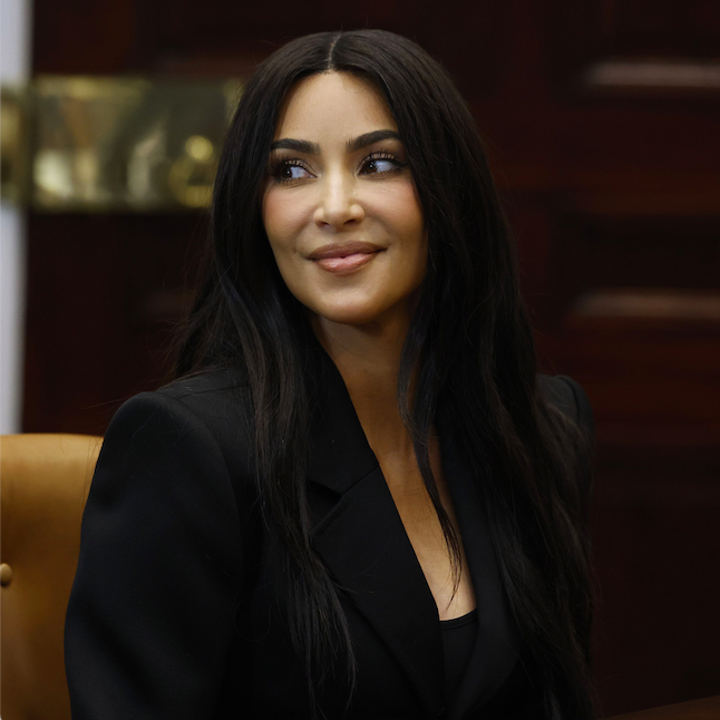 Kim Kardashian Kenakan Busana dari Salah Satu Koleksi Mode Paling Ikonis