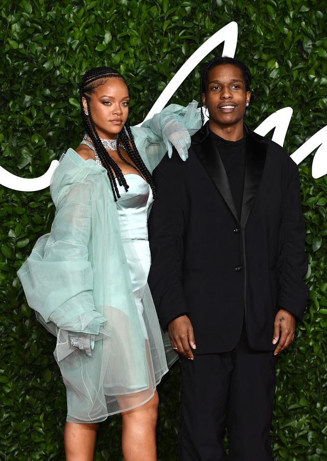 Rihanna dan A$AP Rocky berpose di British Fashion Awards