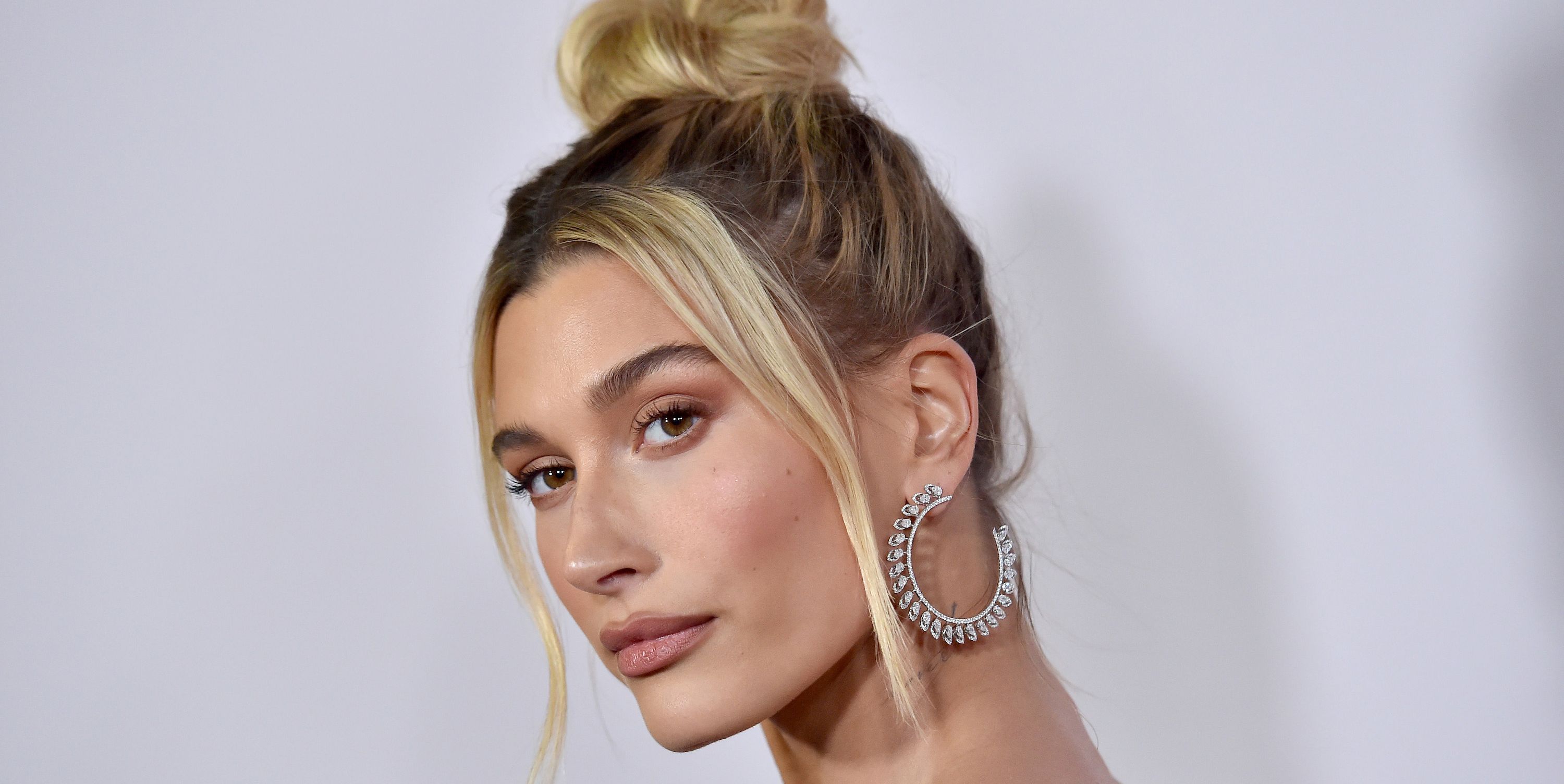 Hailey Bieber Mengenakan Jaket Kulit Beraksen Bulu di Malam Kencan Bersama Justin Bieber