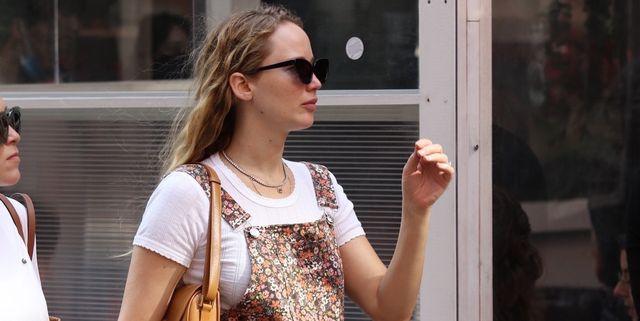 Jennifer Lawrence Pamer Perut Hamilnya dengan Jumpsuit Floral dan Sandal Jelly