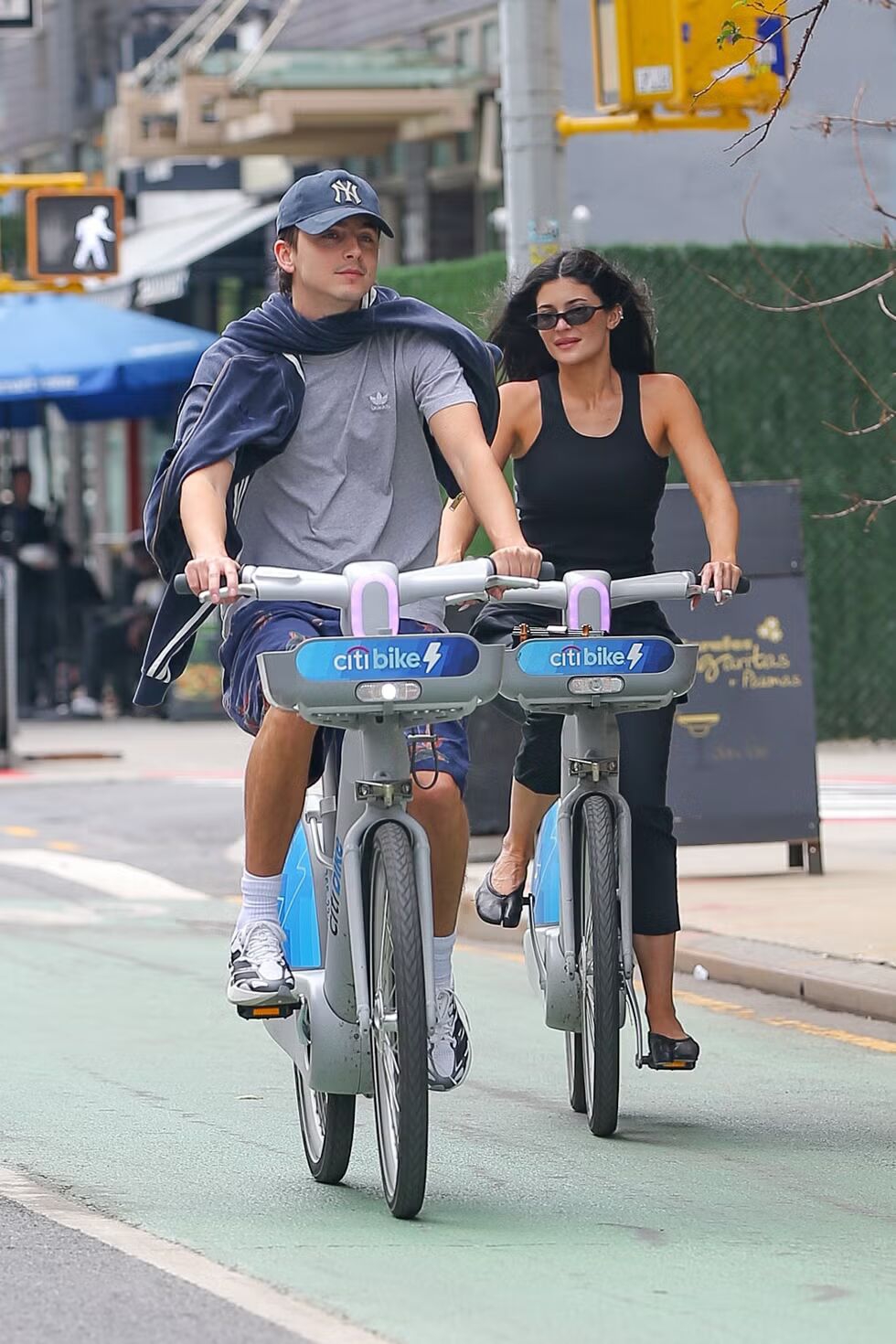 Kylie Jenner Mengenakan Sepatu Tabi-nya untuk Bersepeda Santai bersama Timoth&eacute;e Chalamet di NYC