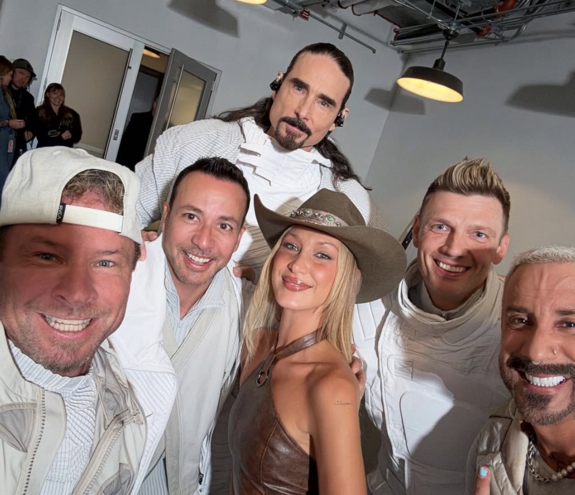 Bella Hadid Pamerkan Gaya Cowgirl saat Menyaksikan Konser Backstreet Boys 