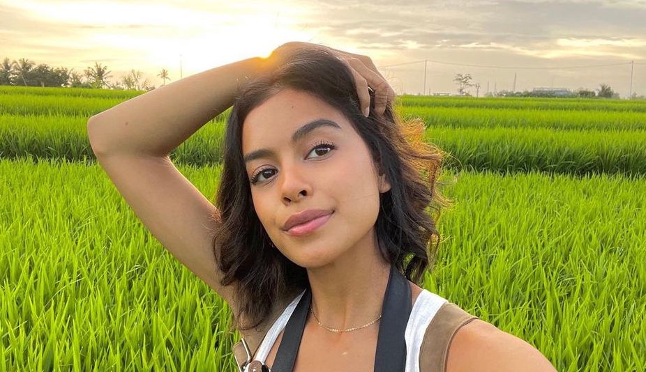 Tampilan Eva Celia dengan Atasan Cut Out Crop Hitam Saat Ia Dilamar Sang Kekasih!