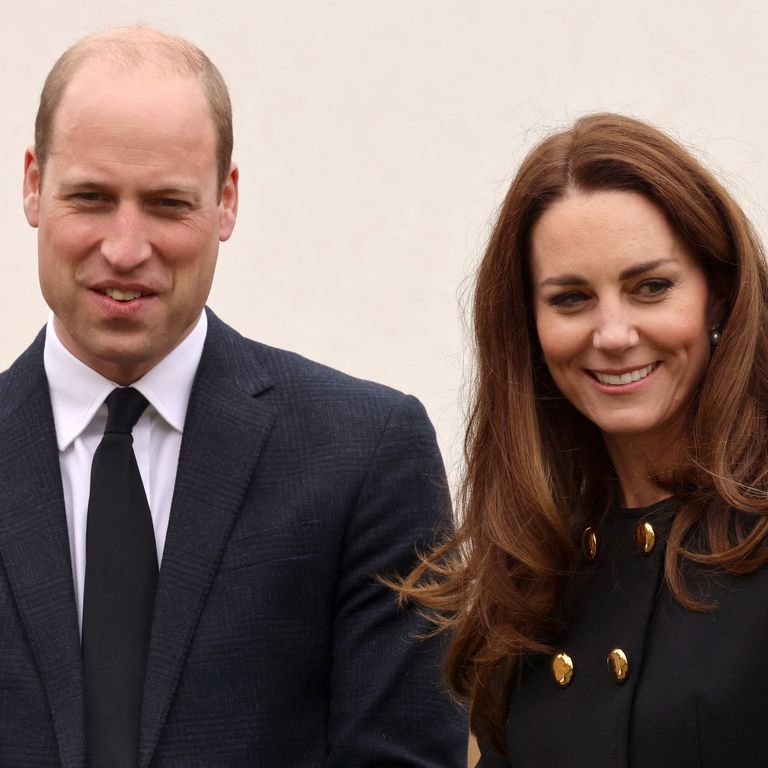 Kate Middleton Mengenakan Gaun Mantel Hitam untuk Aktivitas Kerajaan Pertama setelah Pemakaman Pangeran Philip