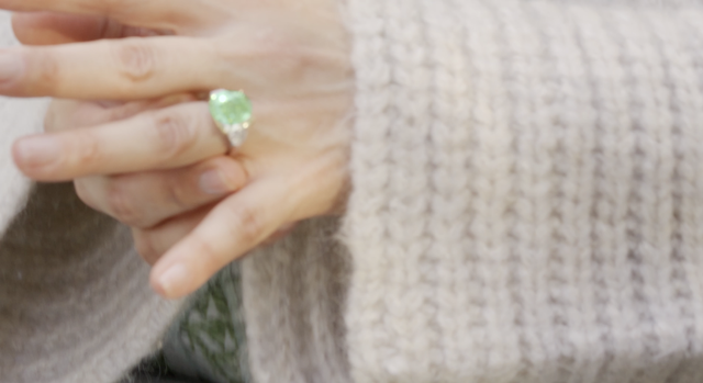 (Jennifer memamerkan cincin pertunangannya dalam buletin video)