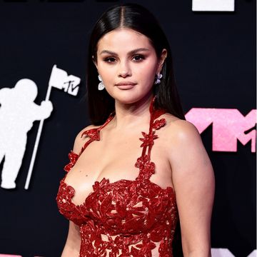 Selena Gomez Tampak Khawatir Saat Penampilan Olivia di VMAs