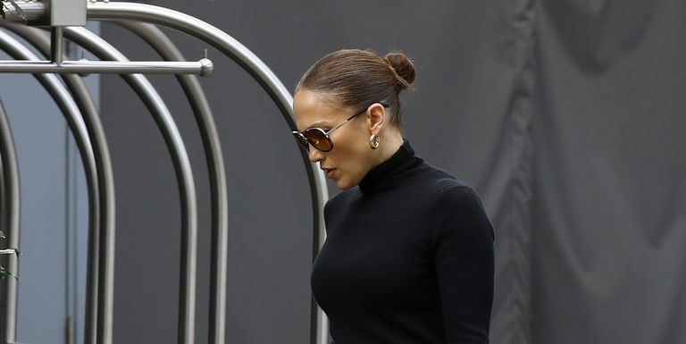 J.Lo Tampil dengan Rok Maxi Model Bohemian & Sepatu Platform "Setinggi Langit"