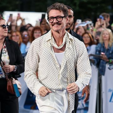 Pedro Pascal Kembali Menyelamatkan Busana Pria, Kali Ini dengan Atasan Syal