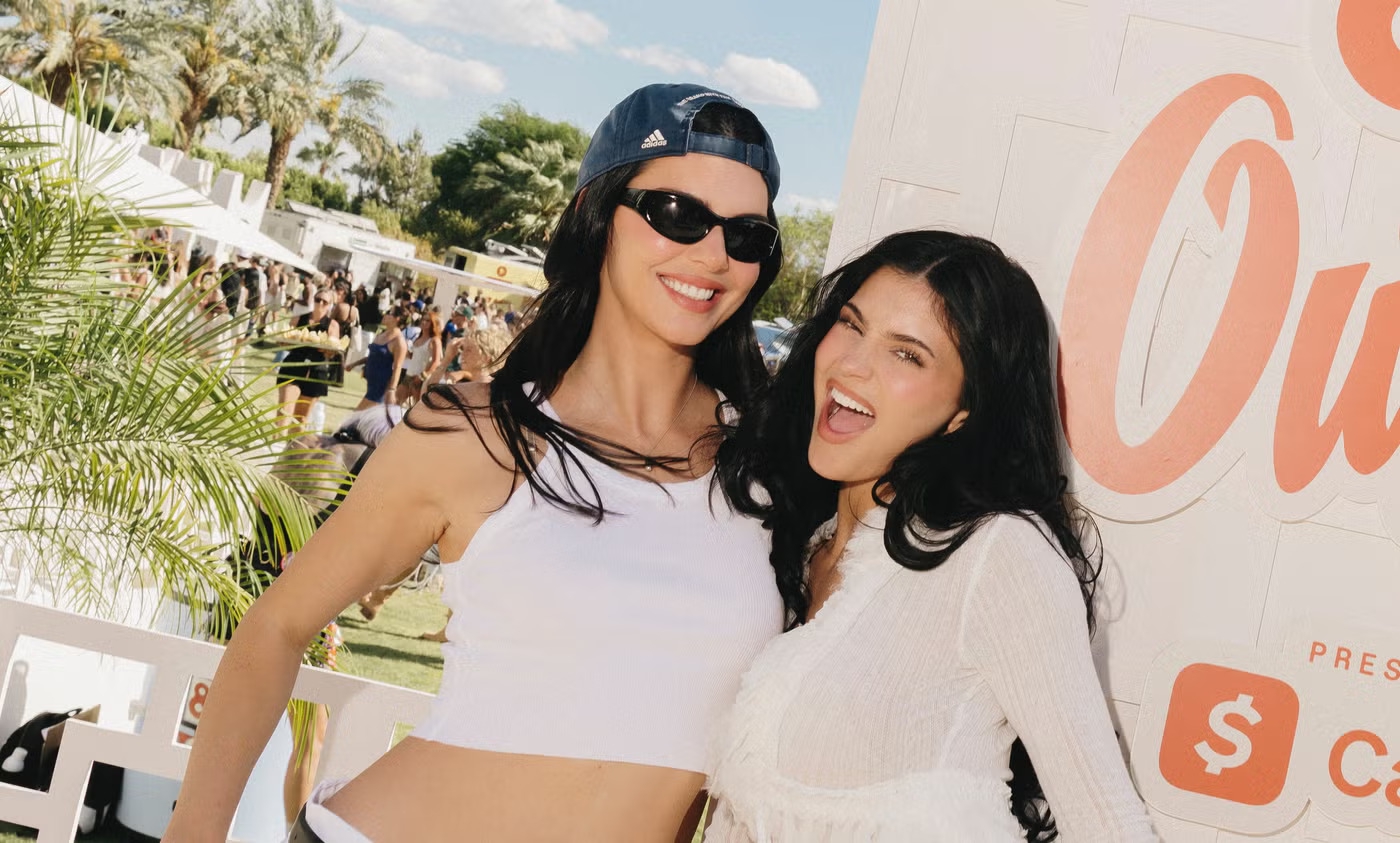 Kendall & Kylie Jenner Tampil Serasi di Coachella 2026 dengan Busana Berwarna Putih