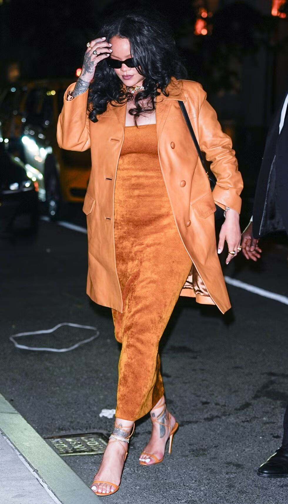 Rihanna Mengusung Gaya Busana Serba Kuning dengan Mantel Kulit dan Gaun Beludru