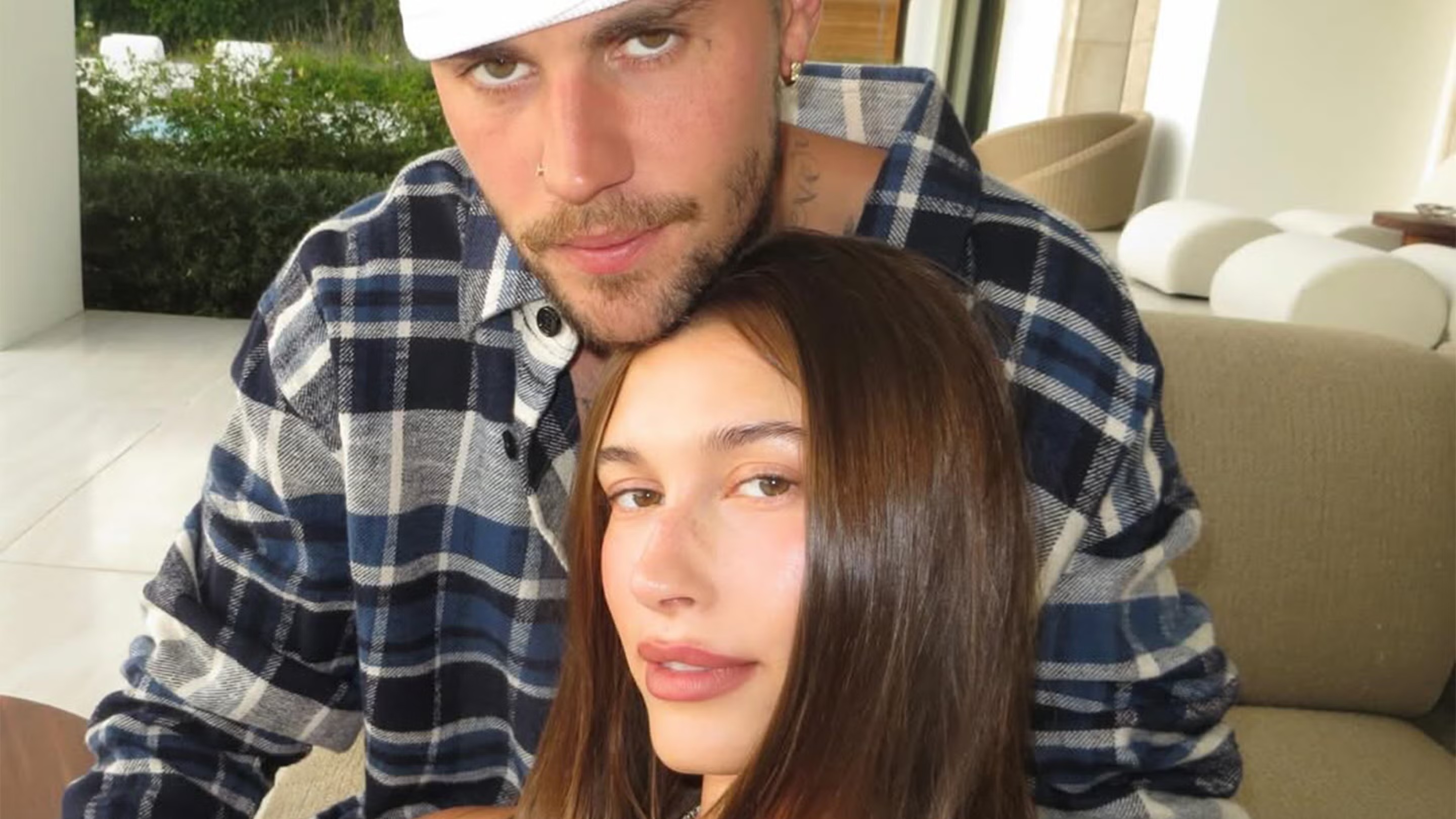 Hailey dan Justin Bieber Unggah Foto Kenakan Baju Marty Supreme untuk Thanksgiving&nbsp;