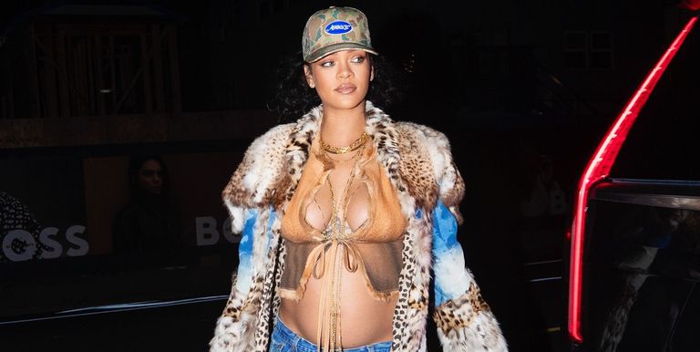Rihanna Kembali Terlihat Memamerkan Kehamilannya dalam Balutan Busana Bernuansa Denim yang Eksentrik