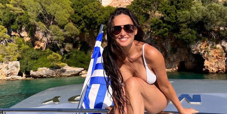 Demi Moore Tampak Bersinar dalam Foto-Foto Candid Bikini dari Liburannya di Yunani