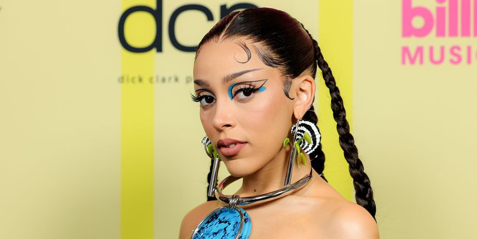 Seluruh Tampilan Busana Terbaik di Ajang Billboard Music Awards 2021