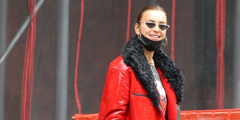 Irina Shayk Tampil Mengenakan Jaket Trench Warna Merah Ketika Berjalan-Jalan Bersama Sang Putri di Kota New York