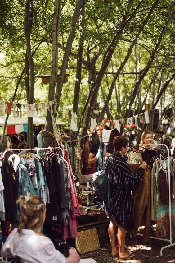 Gaya Berkelas Lewat Belanja Secondhand