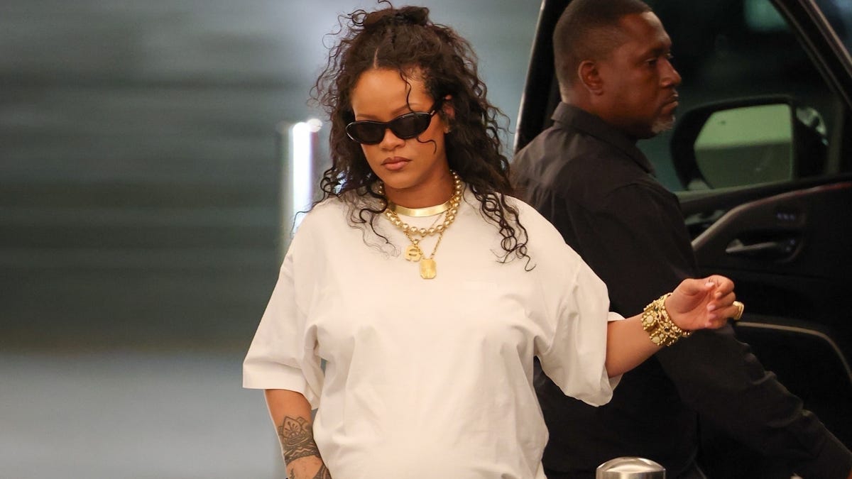 Rihanna Beri Inspirasi Padu Padan Scarf yang Dikenakan sebagai Rok