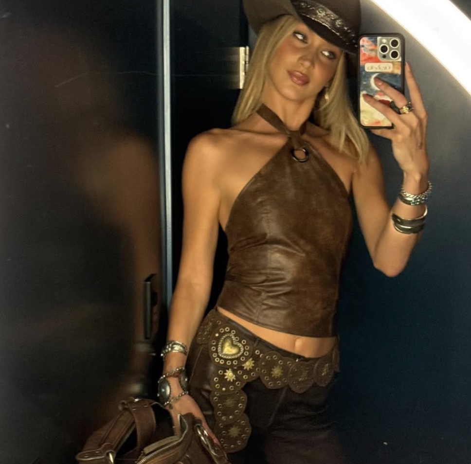 Bella Hadid Memakai Baju dengan Gaya Koboi