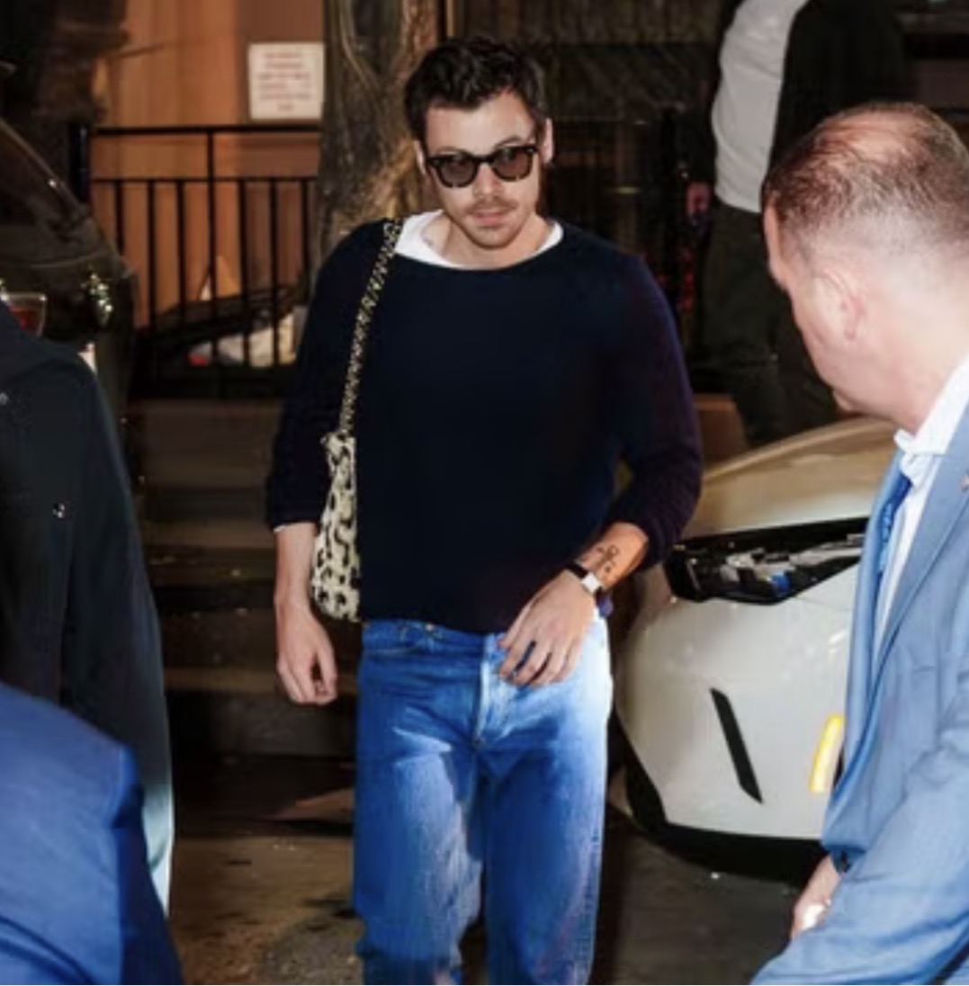 Harry Styles Menuju Makan Malam Para Pemain SNL dengan Tas Chanel Bermotif Leopard