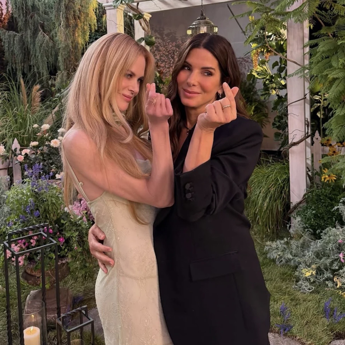 Nicole Kidman & Sandra Bullock Tampil Kompak untuk Tur Promosi Film Practical Magic 2